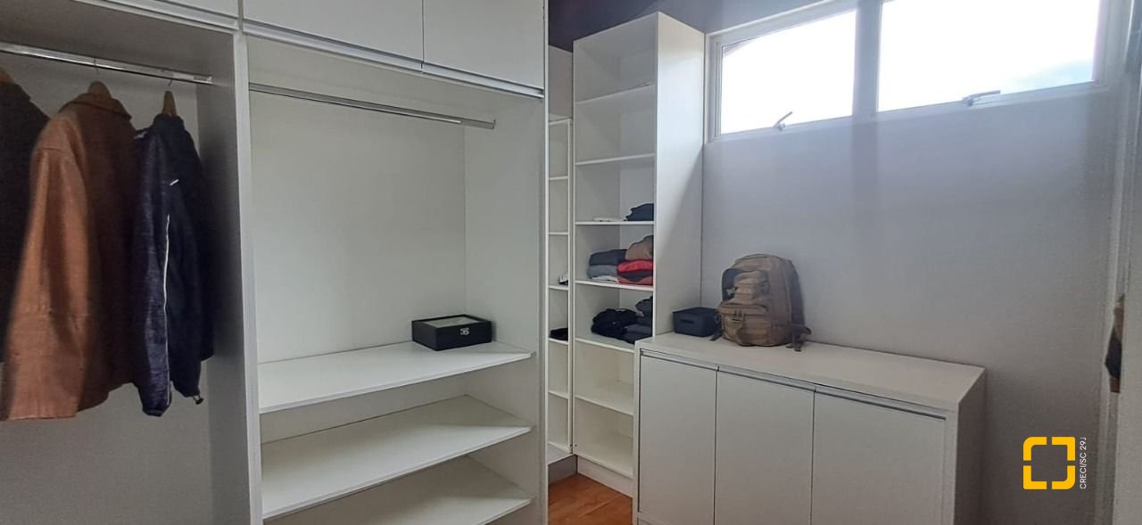 Casa de Condomínio com 328m², 8 quartos (sendo 3 suítes), 4 garagens, no bairro Sambaqui em Florianópolis