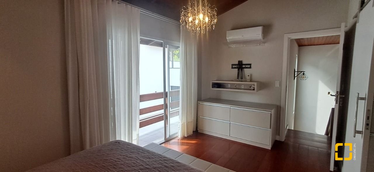 Casa de Condomínio com 328m², 8 quartos (sendo 3 suítes), 4 garagens, no bairro Sambaqui em Florianópolis