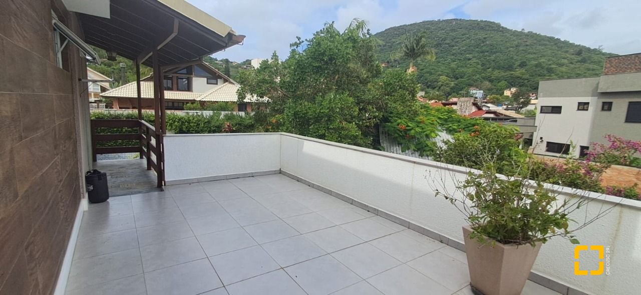Casa de Condomínio com 328m², 8 quartos (sendo 3 suítes), 4 garagens, no bairro Sambaqui em Florianópolis