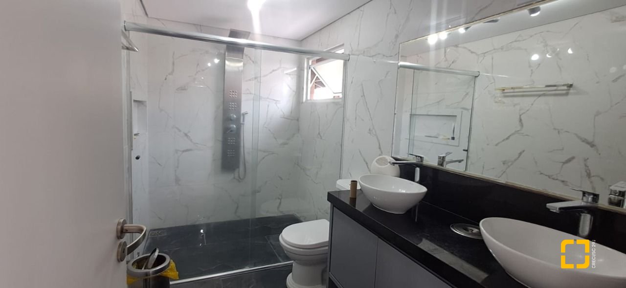 Casa de Condomínio com 328m², 8 quartos (sendo 3 suítes), 4 garagens, no bairro Sambaqui em Florianópolis