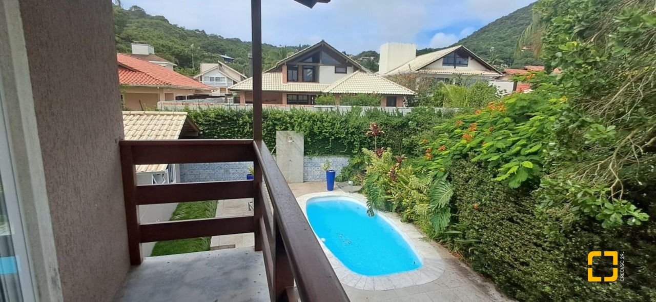 Casa de Condomínio com 328m², 8 quartos (sendo 3 suítes), 4 garagens, no bairro Sambaqui em Florianópolis