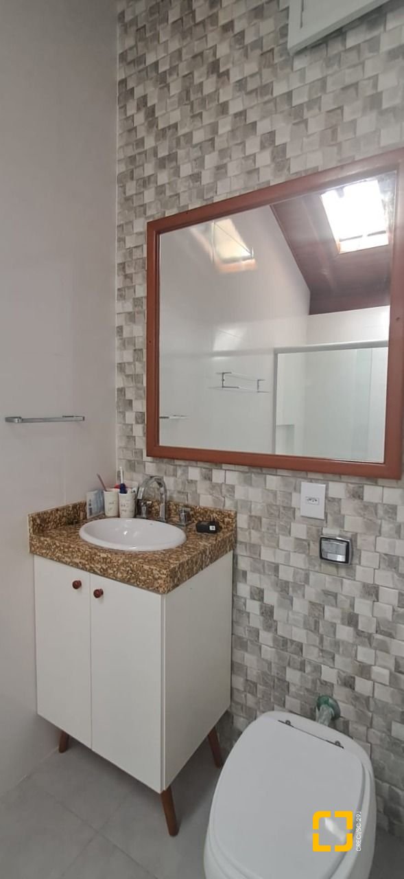 Casa de Condomínio com 328m², 8 quartos (sendo 3 suítes), 4 garagens, no bairro Sambaqui em Florianópolis