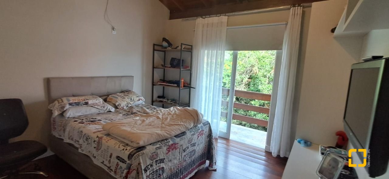 Casa de Condomínio com 328m², 8 quartos (sendo 3 suítes), 4 garagens, no bairro Sambaqui em Florianópolis
