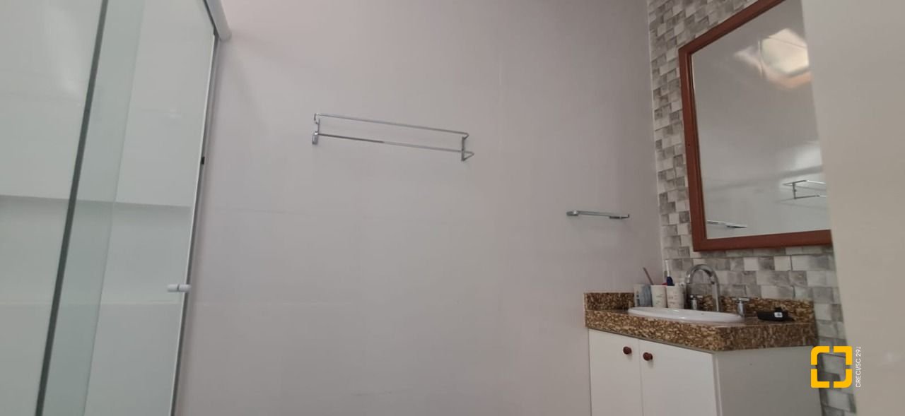 Casa de Condomínio com 328m², 8 quartos (sendo 3 suítes), 4 garagens, no bairro Sambaqui em Florianópolis