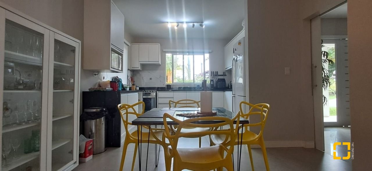 Casa de Condomínio com 328m², 8 quartos (sendo 3 suítes), 4 garagens, no bairro Sambaqui em Florianópolis
