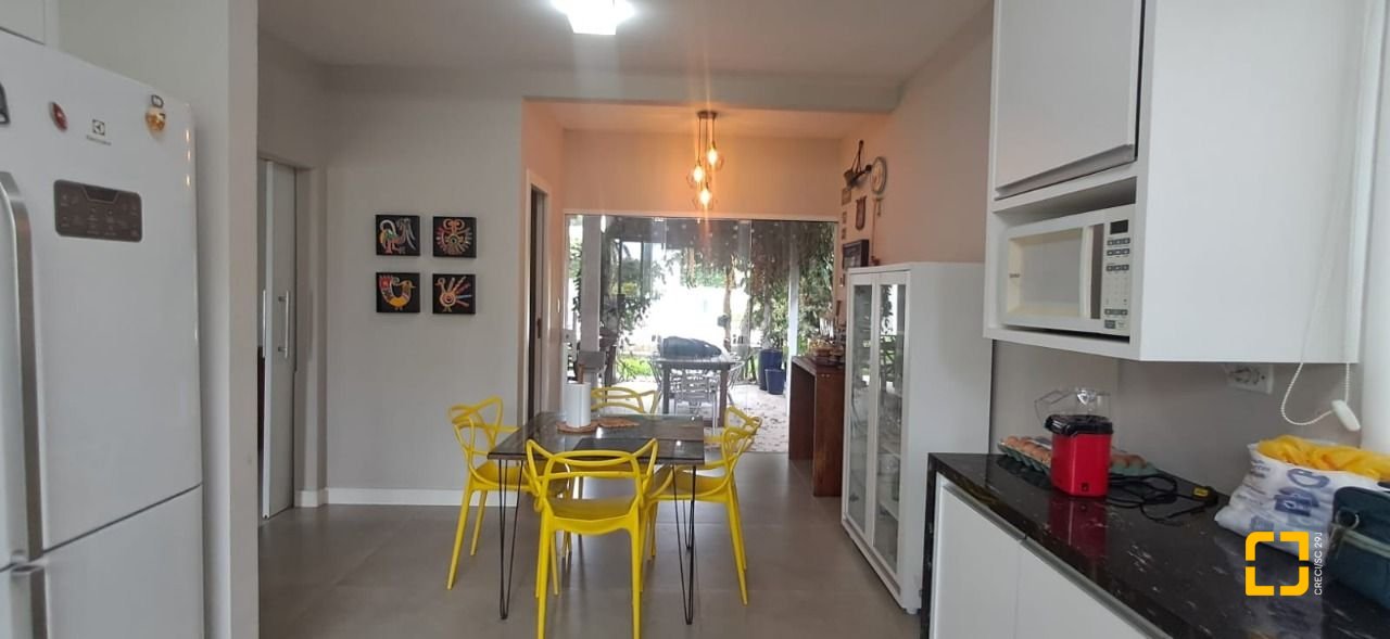 Casa de Condomínio com 328m², 8 quartos (sendo 3 suítes), 4 garagens, no bairro Sambaqui em Florianópolis