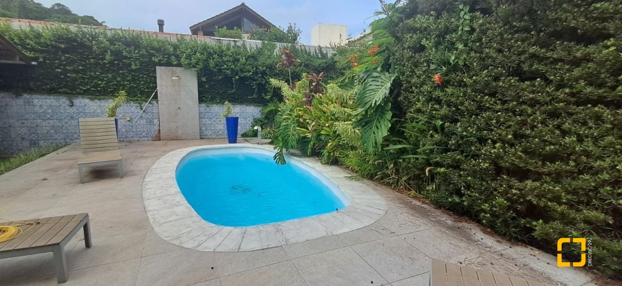Casa de Condomínio com 328m², 8 quartos (sendo 3 suítes), 4 garagens, no bairro Sambaqui em Florianópolis