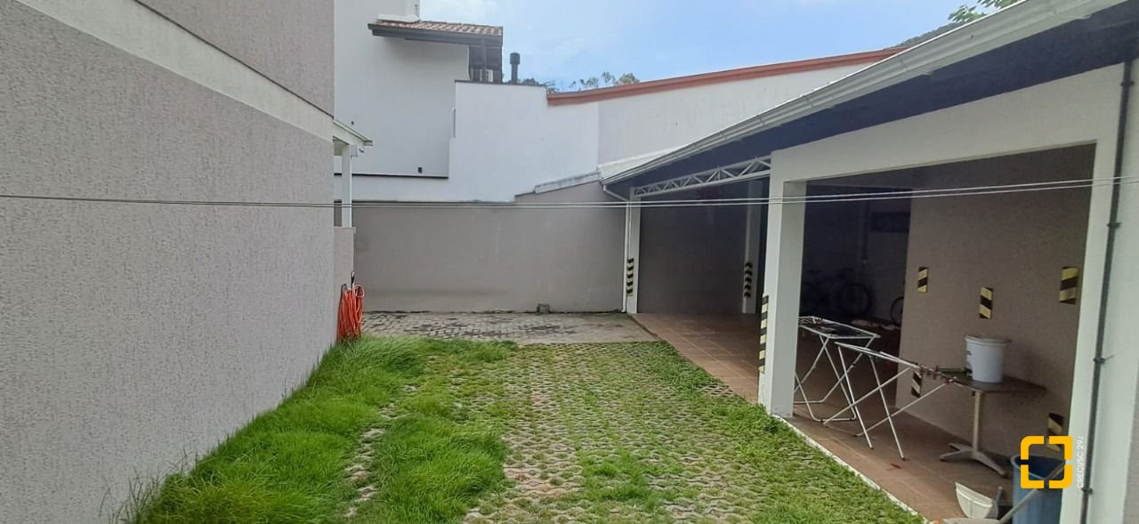 Casa de Condomínio com 328m², 8 quartos (sendo 3 suítes), 4 garagens, no bairro Sambaqui em Florianópolis
