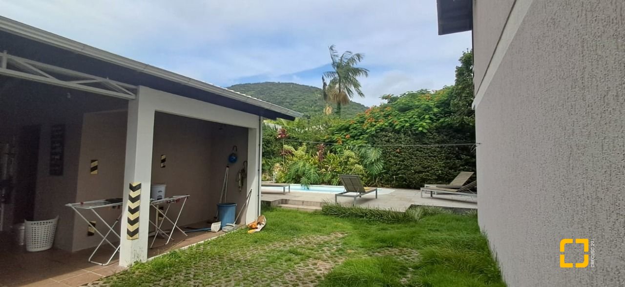 Casa de Condomínio com 328m², 8 quartos (sendo 3 suítes), 4 garagens, no bairro Sambaqui em Florianópolis
