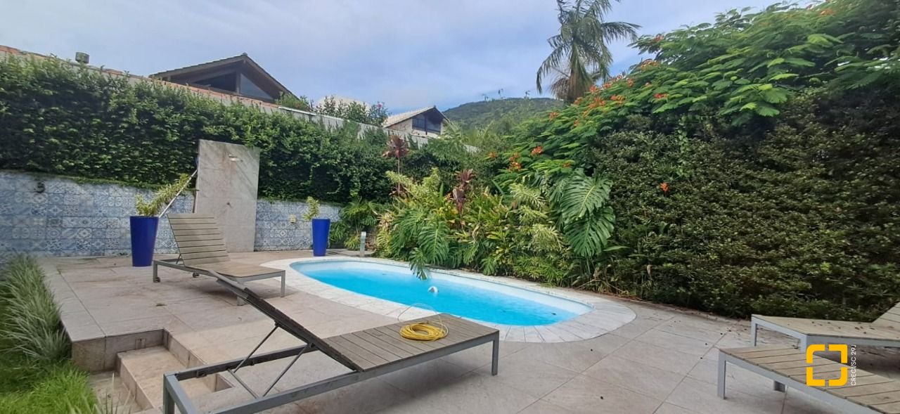 Casa de Condomínio com 328m², 8 quartos (sendo 3 suítes), 4 garagens, no bairro Sambaqui em Florianópolis