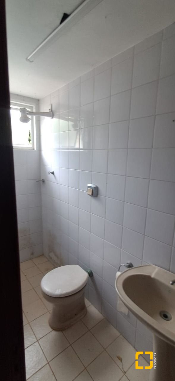 Casa de Condomínio com 328m², 8 quartos (sendo 3 suítes), 4 garagens, no bairro Sambaqui em Florianópolis