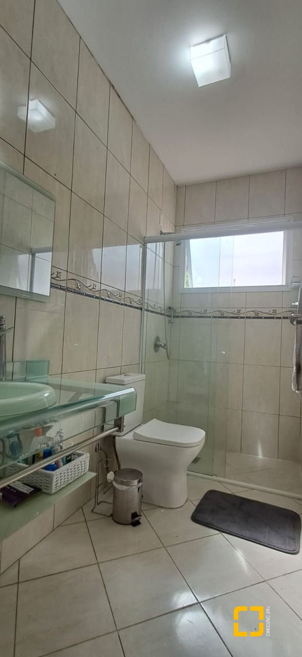 Casa de Condomínio com 328m², 8 quartos (sendo 3 suítes), 4 garagens, no bairro Sambaqui em Florianópolis
