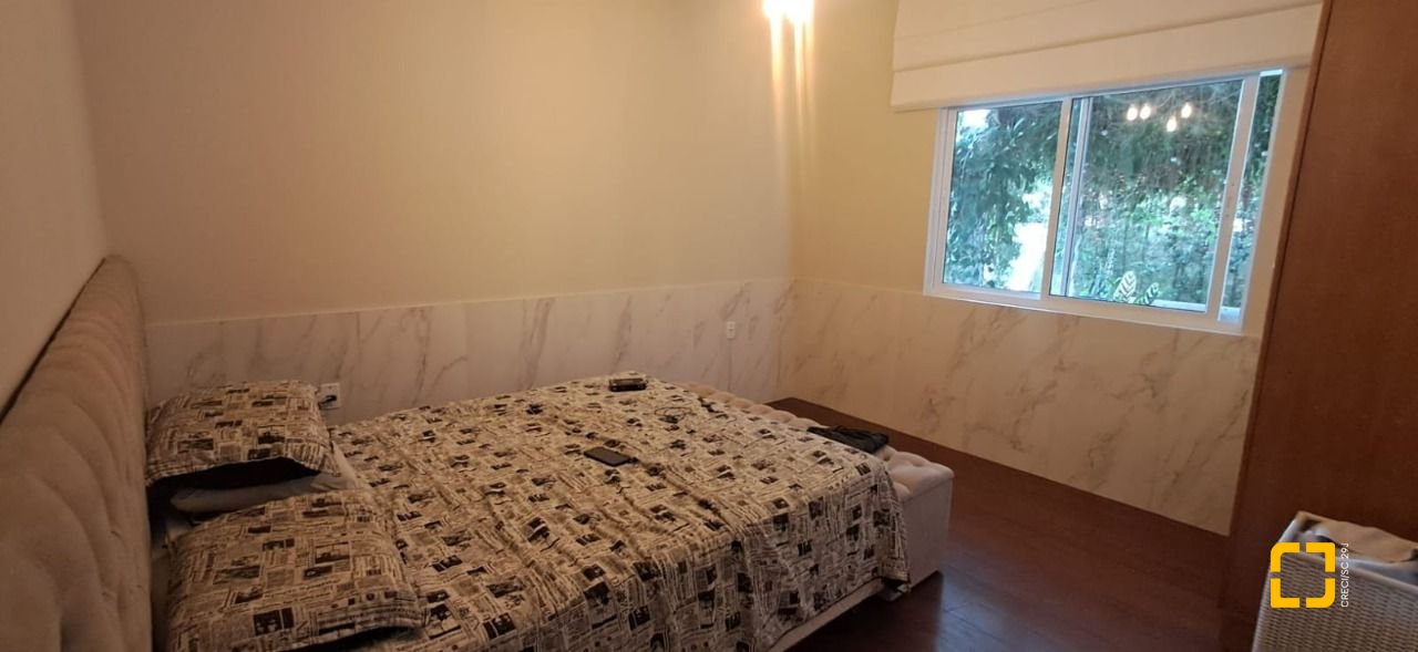 Casa de Condomínio com 328m², 8 quartos (sendo 3 suítes), 4 garagens, no bairro Sambaqui em Florianópolis