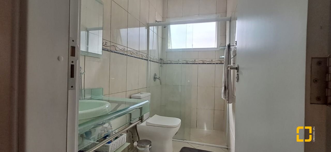 Casa de Condomínio com 328m², 8 quartos (sendo 3 suítes), 4 garagens, no bairro Sambaqui em Florianópolis
