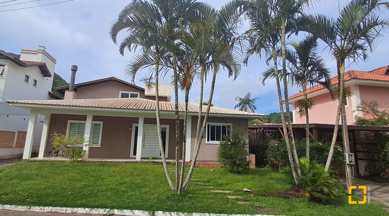 Casa de Condomínio com 328m², 8 quartos (sendo 3 suítes), 4 garagens, no bairro Sambaqui em Florianópolis