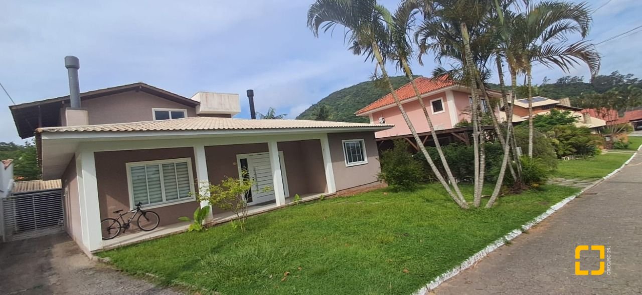 Casa de Condomínio com 328m², 8 quartos (sendo 3 suítes), 4 garagens, no bairro Sambaqui em Florianópolis