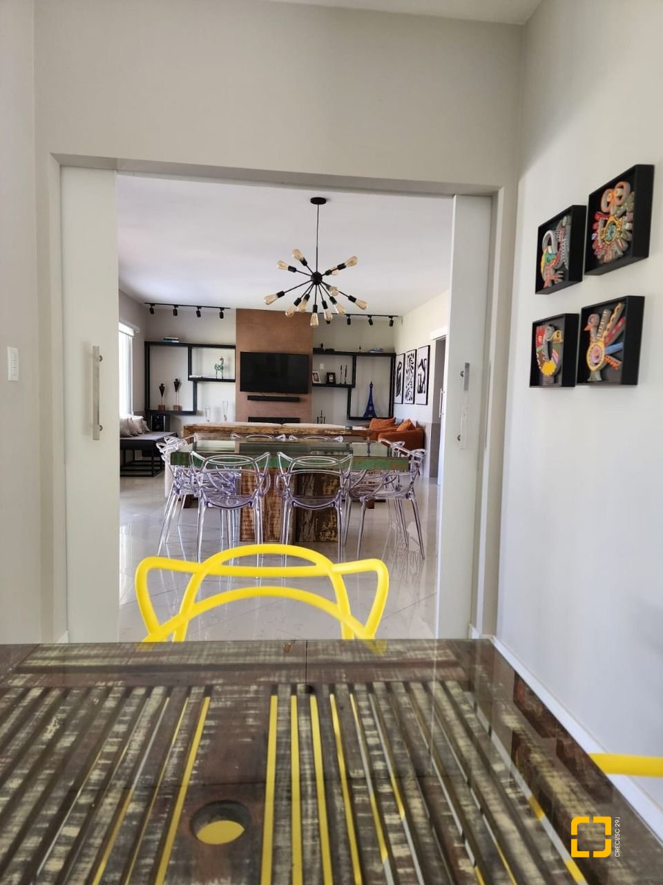 Casa de Condomínio com 328m², 8 quartos (sendo 3 suítes), 4 garagens, no bairro Sambaqui em Florianópolis