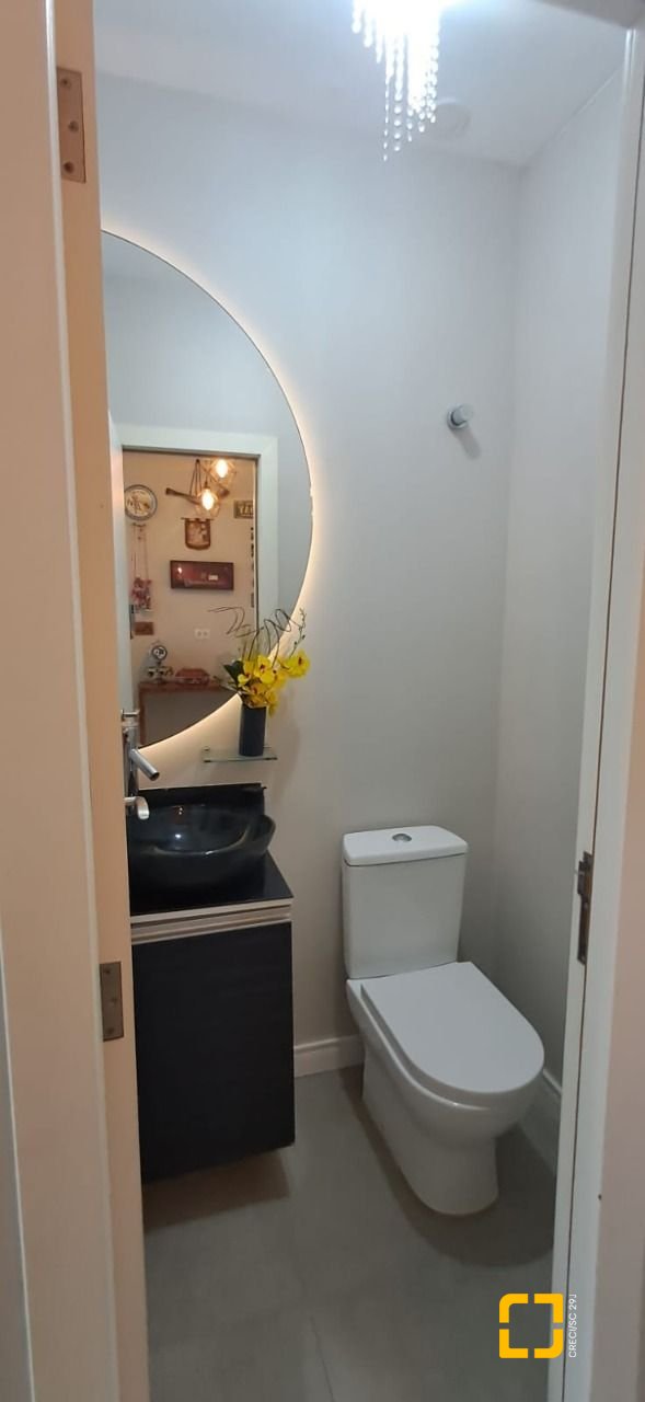 Casa de Condomínio com 328m², 8 quartos (sendo 3 suítes), 4 garagens, no bairro Sambaqui em Florianópolis