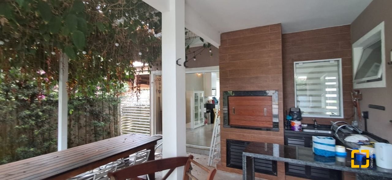 Casa de Condomínio com 328m², 8 quartos (sendo 3 suítes), 4 garagens, no bairro Sambaqui em Florianópolis