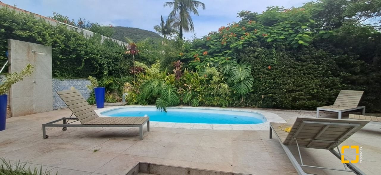 Casa de Condomínio com 328m², 8 quartos (sendo 3 suítes), 4 garagens, no bairro Sambaqui em Florianópolis
