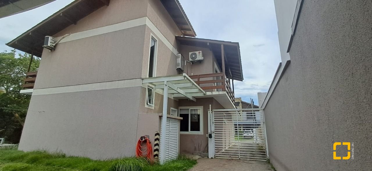 Casa de Condomínio com 328m², 8 quartos (sendo 3 suítes), 4 garagens, no bairro Sambaqui em Florianópolis