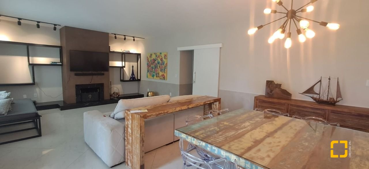 Casa de Condomínio com 328m², 8 quartos (sendo 3 suítes), 4 garagens, no bairro Sambaqui em Florianópolis