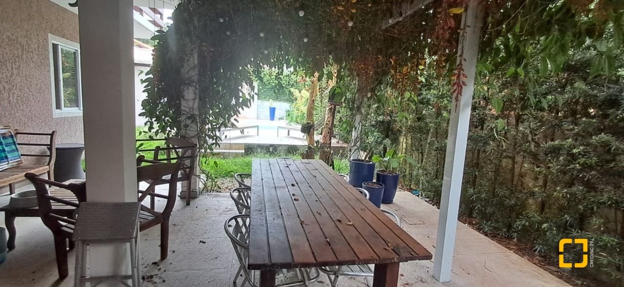 Casa de Condomínio com 328m², 8 quartos (sendo 3 suítes), 4 garagens, no bairro Sambaqui em Florianópolis