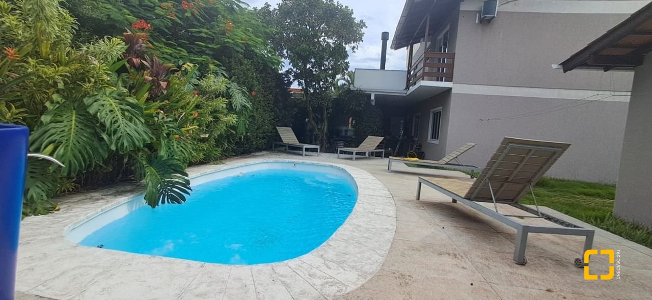 Casa de Condomínio com 328m², 8 quartos (sendo 3 suítes), 4 garagens, no bairro Sambaqui em Florianópolis