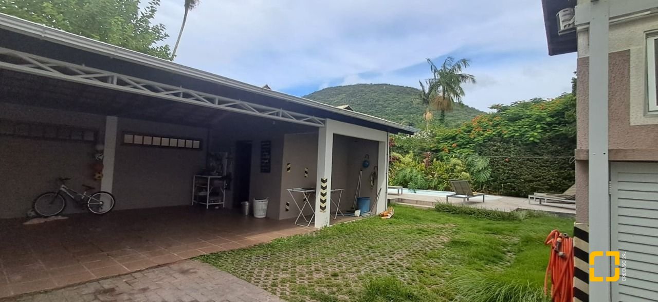 Casa de Condomínio com 328m², 8 quartos (sendo 3 suítes), 4 garagens, no bairro Sambaqui em Florianópolis