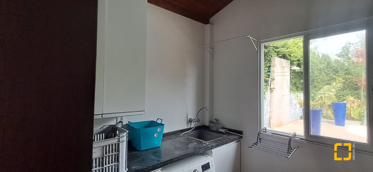 Casa de Condomínio com 328m², 8 quartos (sendo 3 suítes), 4 garagens, no bairro Sambaqui em Florianópolis