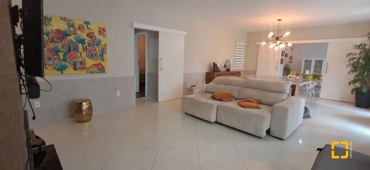 Casa de Condomínio com 328m², 8 quartos (sendo 3 suítes), 4 garagens, no bairro Sambaqui em Florianópolis