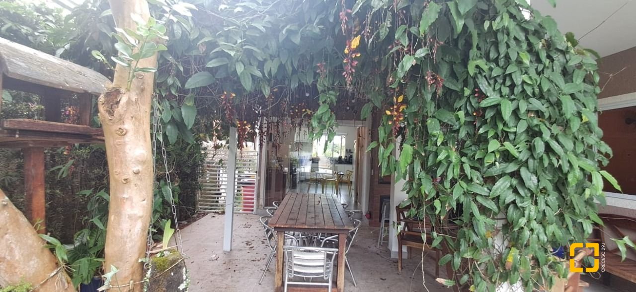 Casa de Condomínio com 328m², 8 quartos (sendo 3 suítes), 4 garagens, no bairro Sambaqui em Florianópolis
