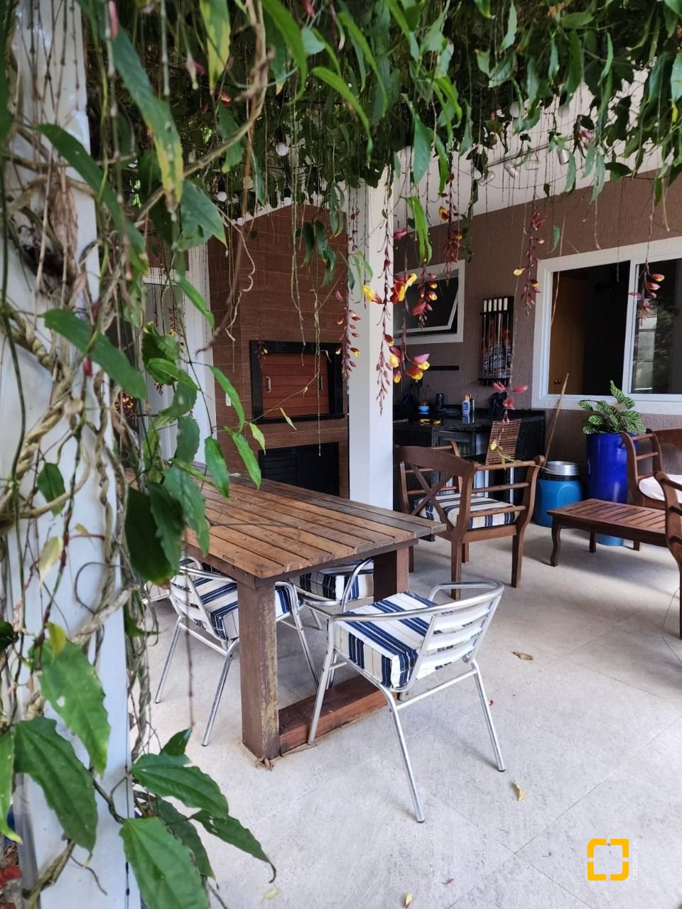 Casa de Condomínio com 328m², 8 quartos (sendo 3 suítes), 4 garagens, no bairro Sambaqui em Florianópolis
