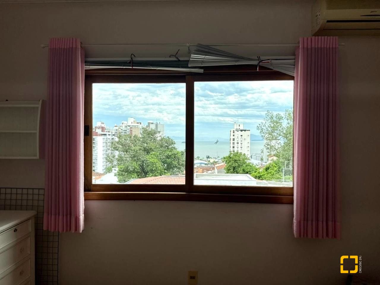 Casa com 407m², 5 quartos (sendo 1 suíte), 6 garagens, no bairro Agronômica em Florianópolis