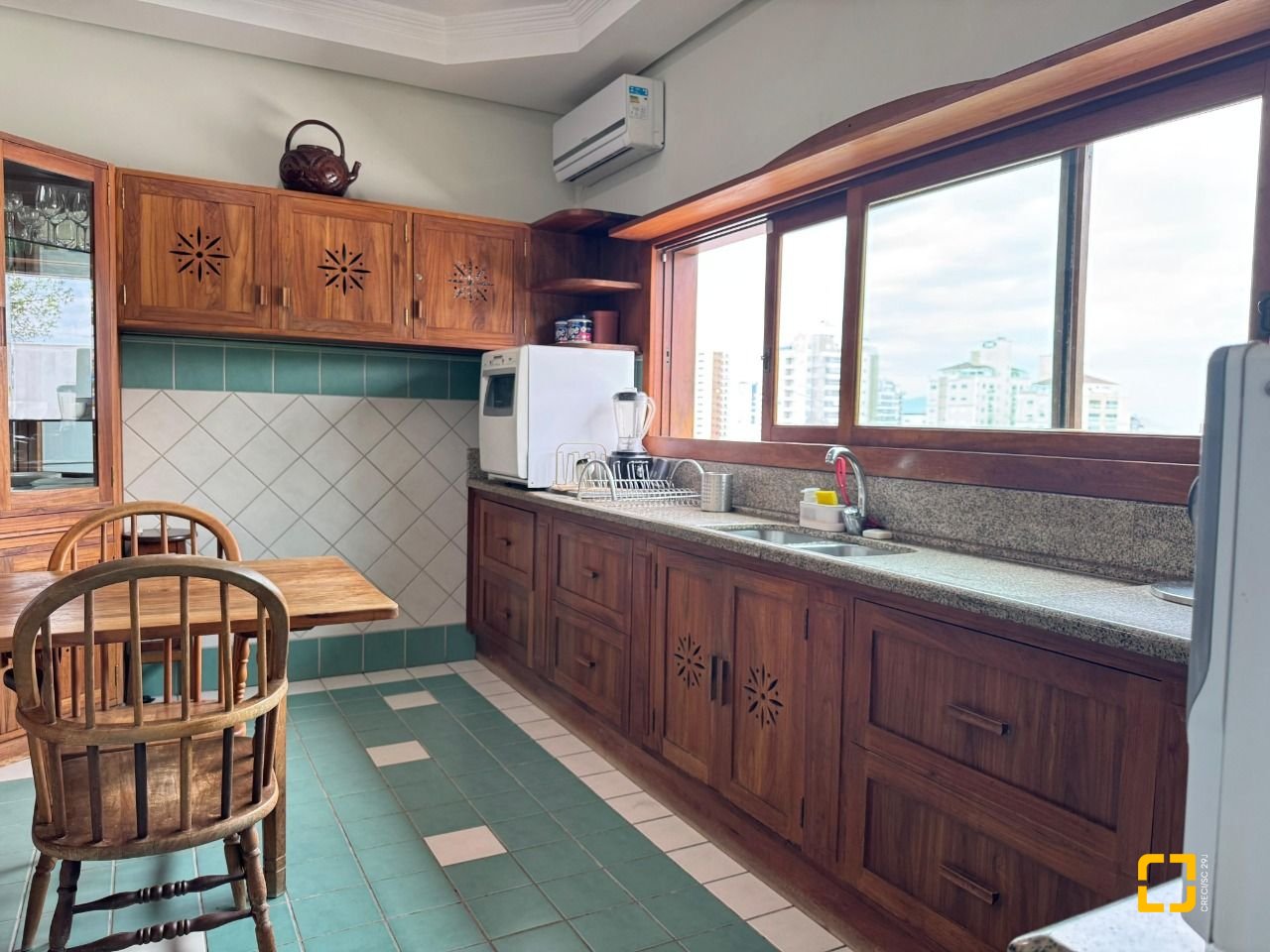 Casa com 407m², 5 quartos (sendo 1 suíte), 6 garagens, no bairro Agronômica em Florianópolis