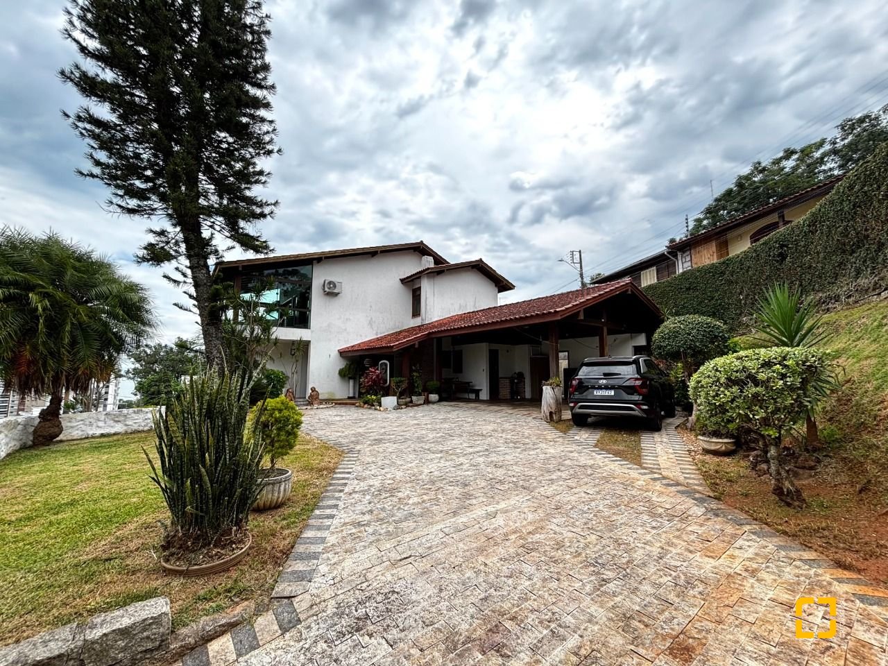 Casa com 407m², 5 quartos (sendo 1 suíte), 6 garagens, no bairro Agronômica em Florianópolis