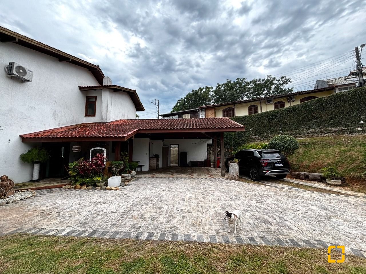 Casa com 407m², 5 quartos (sendo 1 suíte), 6 garagens, no bairro Agronômica em Florianópolis