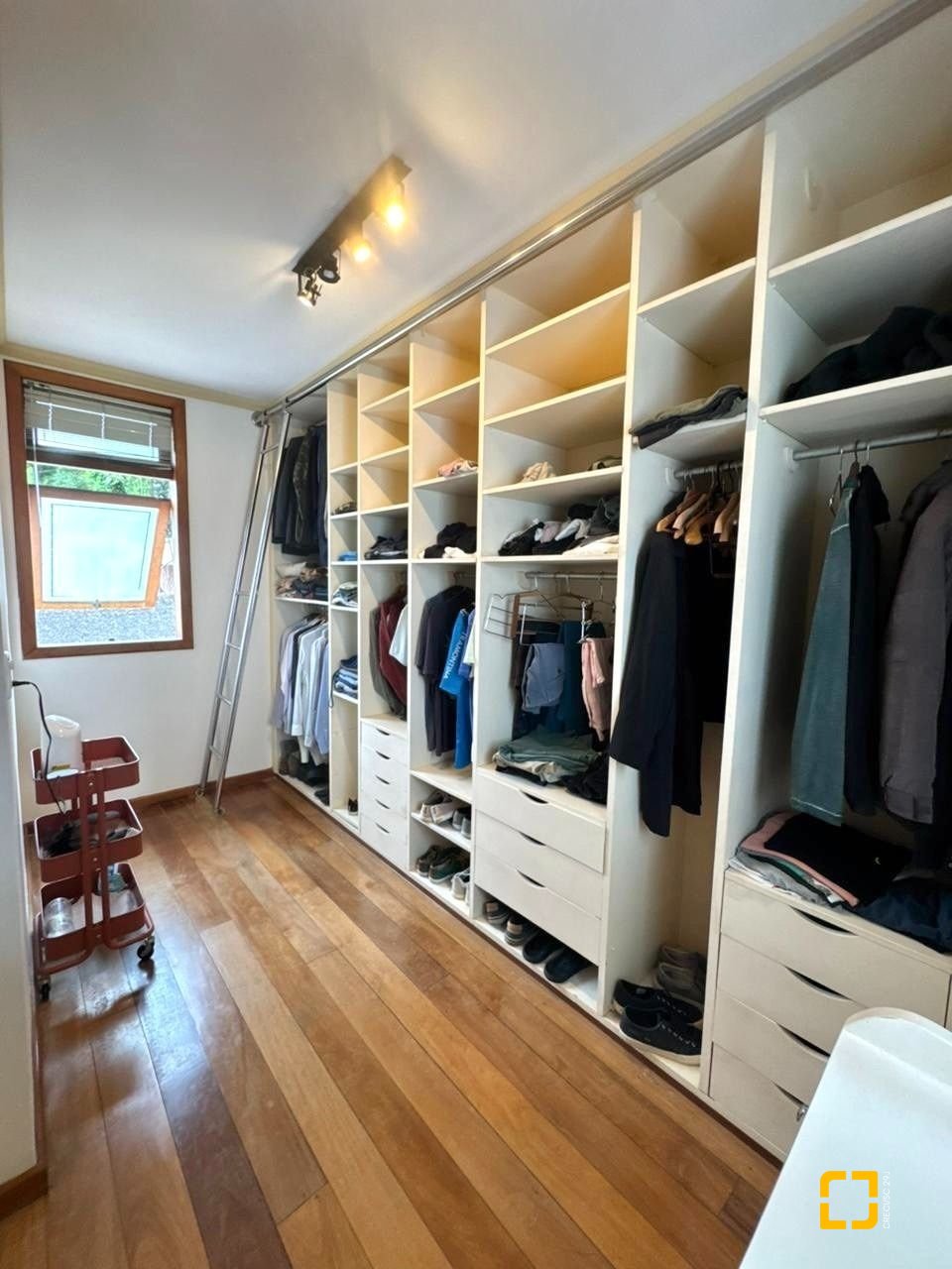 Casa com 407m², 5 quartos (sendo 1 suíte), 6 garagens, no bairro Agronômica em Florianópolis