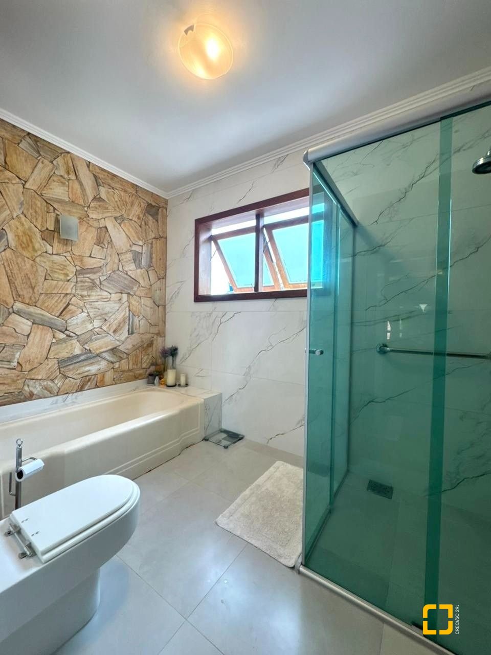 Casa com 407m², 5 quartos (sendo 1 suíte), 6 garagens, no bairro Agronômica em Florianópolis
