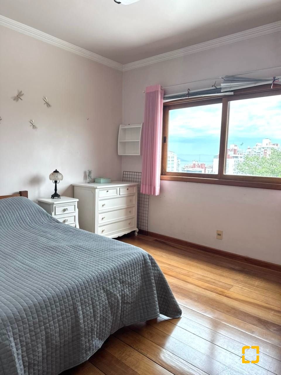 Casa com 407m², 5 quartos (sendo 1 suíte), 6 garagens, no bairro Agronômica em Florianópolis