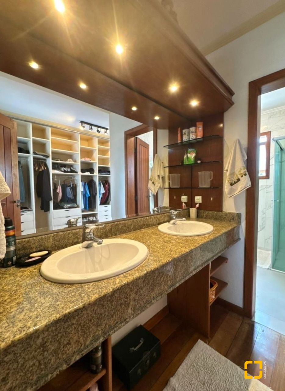 Casa com 407m², 5 quartos (sendo 1 suíte), 6 garagens, no bairro Agronômica em Florianópolis