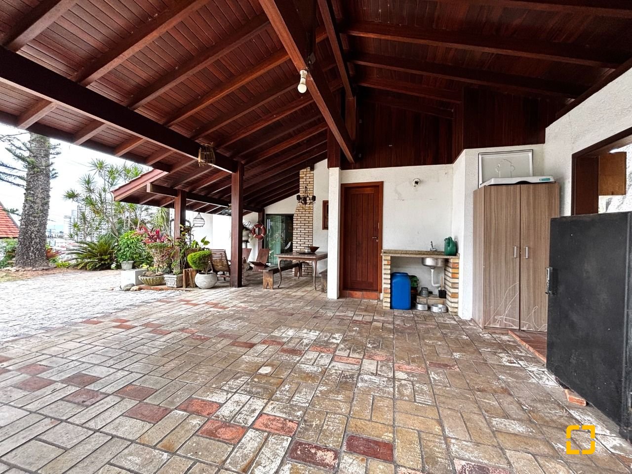 Casa com 407m², 5 quartos (sendo 1 suíte), 6 garagens, no bairro Agronômica em Florianópolis