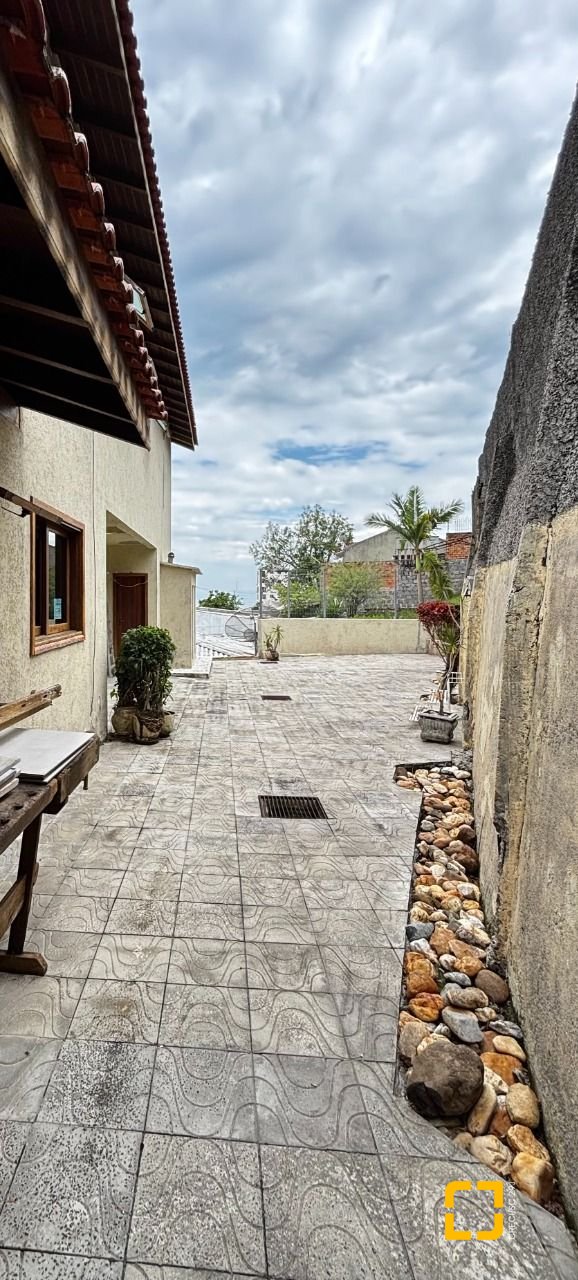Casa com 407m², 5 quartos (sendo 1 suíte), 6 garagens, no bairro Agronômica em Florianópolis