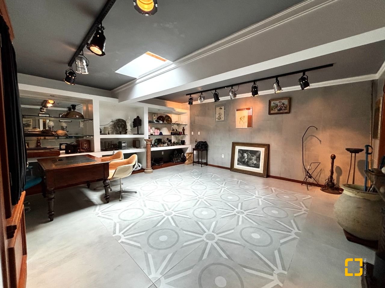 Casa com 407m², 5 quartos (sendo 1 suíte), 6 garagens, no bairro Agronômica em Florianópolis