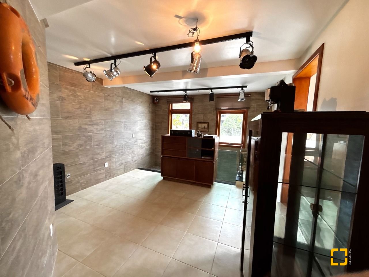 Casa com 407m², 5 quartos (sendo 1 suíte), 6 garagens, no bairro Agronômica em Florianópolis