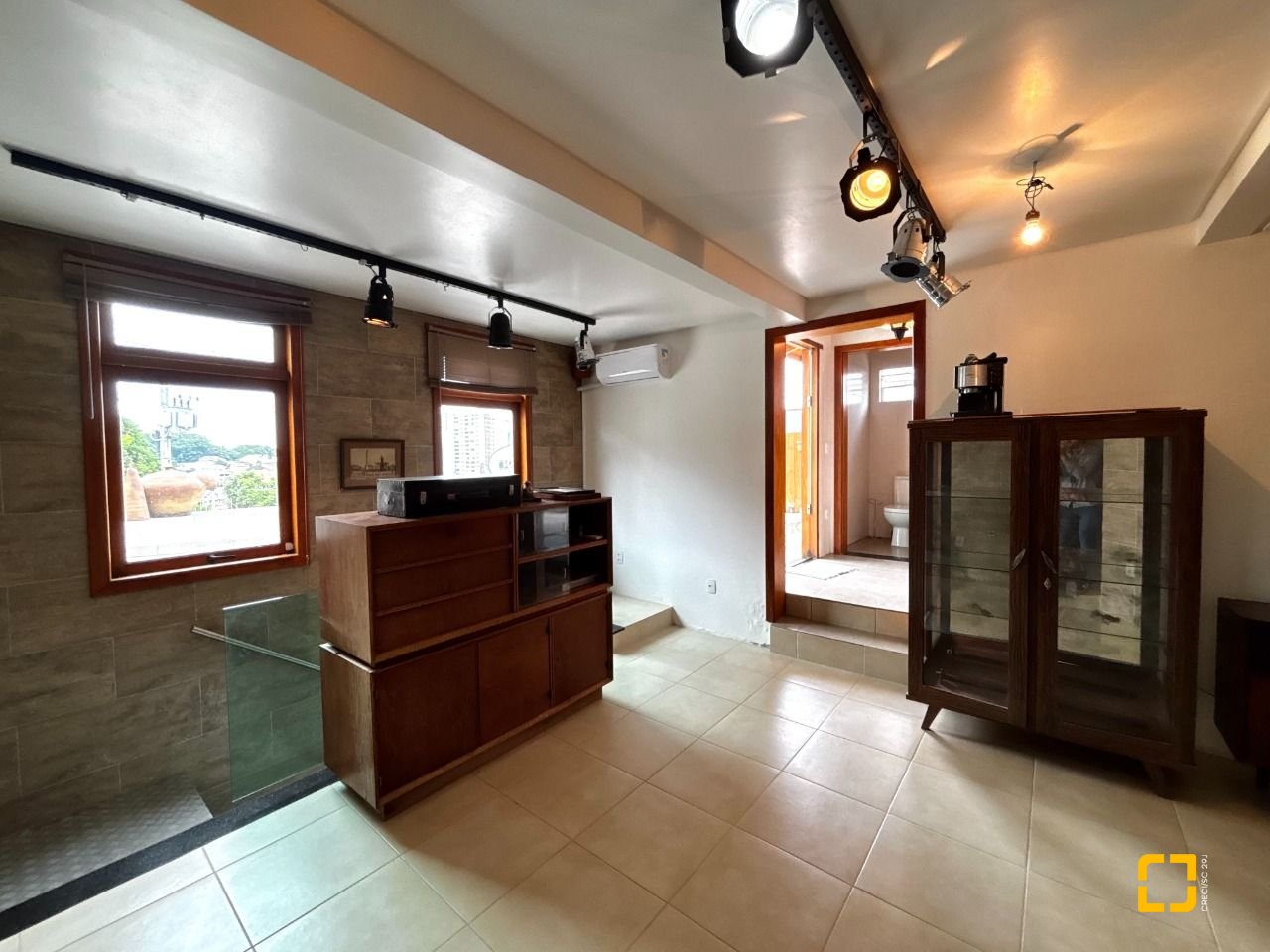 Casa com 407m², 5 quartos (sendo 1 suíte), 6 garagens, no bairro Agronômica em Florianópolis