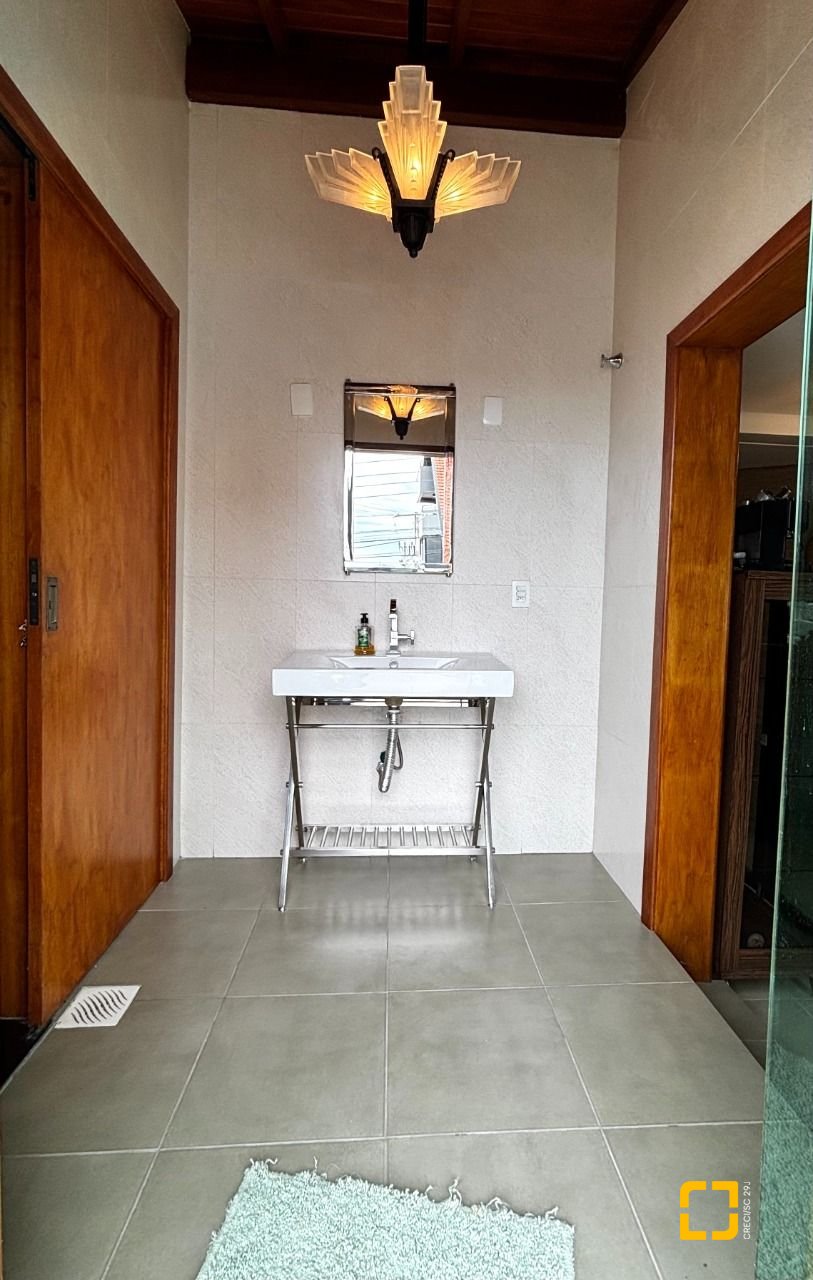 Casa com 407m², 5 quartos (sendo 1 suíte), 6 garagens, no bairro Agronômica em Florianópolis