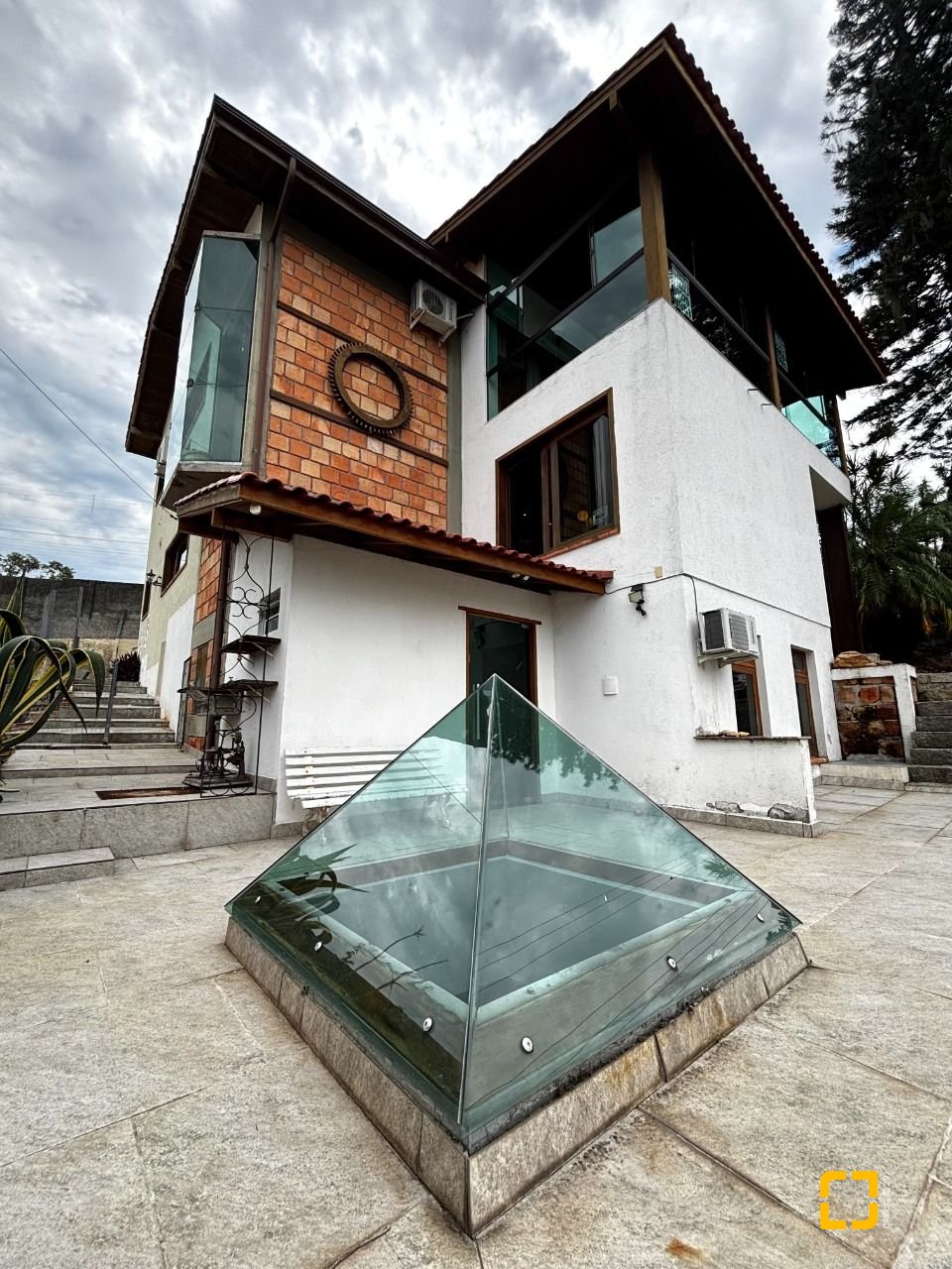 Casa com 407m², 5 quartos (sendo 1 suíte), 6 garagens, no bairro Agronômica em Florianópolis
