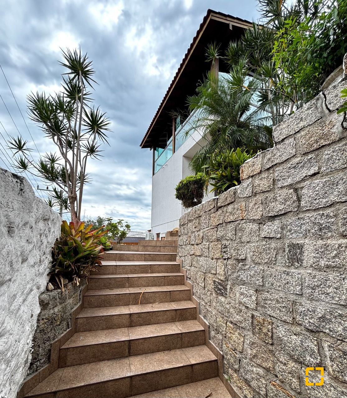 Casa com 407m², 5 quartos (sendo 1 suíte), 6 garagens, no bairro Agronômica em Florianópolis