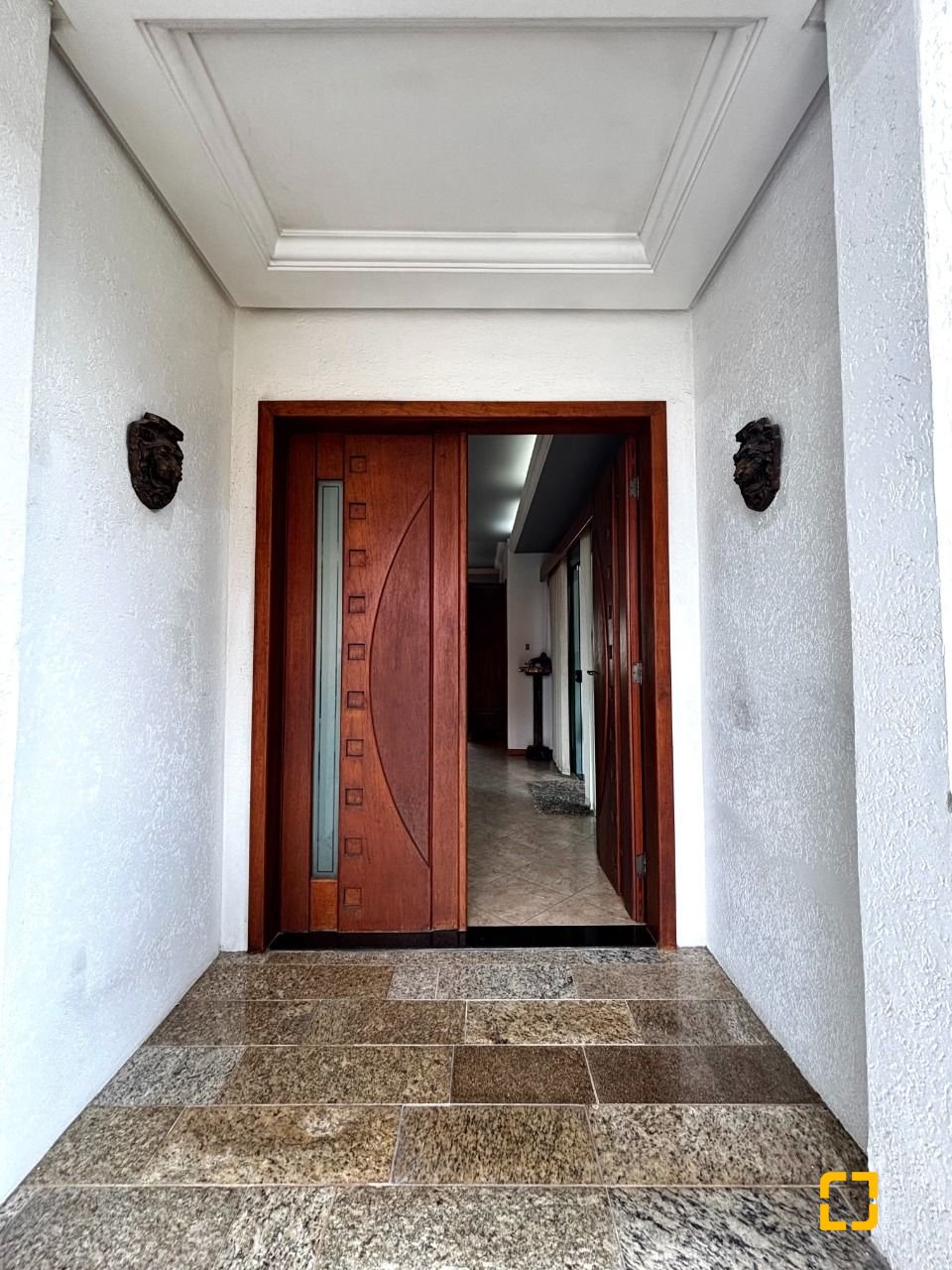 Casa com 407m², 5 quartos (sendo 1 suíte), 6 garagens, no bairro Agronômica em Florianópolis